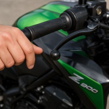 output1-13.png Comment changer les embouts de guidon sur Kawasaki Z900